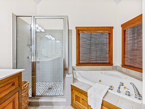 Shower, jetted bath, towels - Spacious Lake Toxaway Home with Golf Course Views (Lake Toxaway)