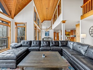 Smart-TV, peis, fotballspill og kontorer