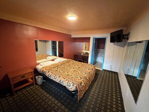 Basic Room, 1 King Bed | Free WiFi, bed sheets - Deluxe Inn Motel (Detroit)