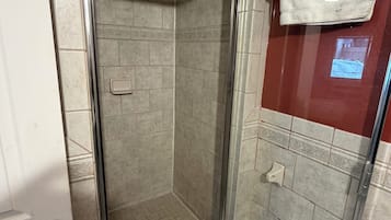 Basic Room, 1 King Bed | Bathroom