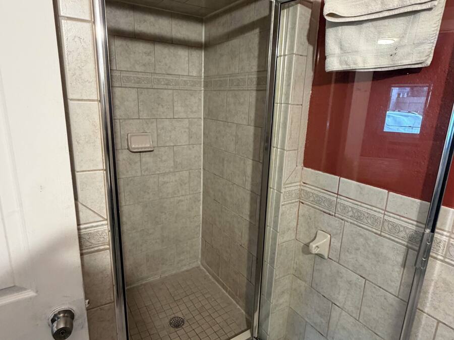 Basic-Zimmer, 1 King-Bett | Badezimmer | Dusche, Handtücher, Seife, Toilettenpapier