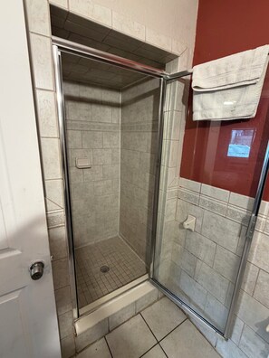 Basic-rum - 1 kingsize-säng | Badrum | Dusch, handdukar, tvål och toalettpapper