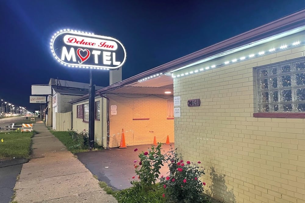 Deluxe Inn Motel