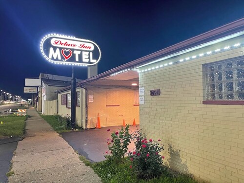 Deluxe Inn Motel