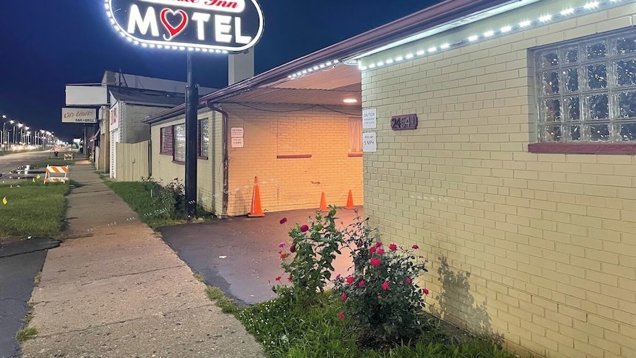 Deluxe Inn Motel