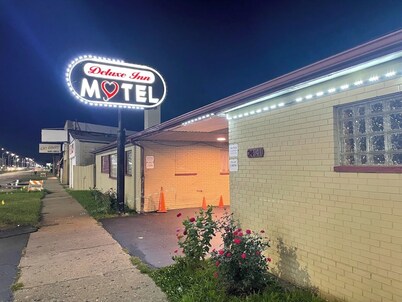 Deluxe Inn Motel