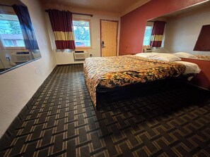 Basic Room, 1 King Bed | Free WiFi, bed sheets - Deluxe Inn Motel (Detroit)