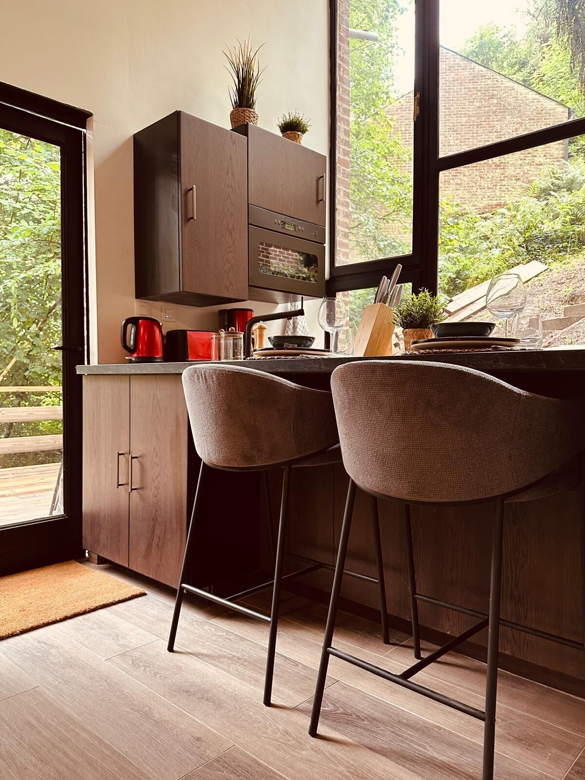 Réfrigérateur, micro-ondes, plaque de cuisson, cafetière/bouilloire