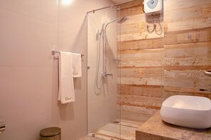 Deluxe-Dreibettzimmer | Badezimmer | Haartrockner, Hausschuhe, Handtücher, Seife