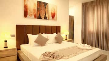 Deluxe Double Room, 1 King Bed | Minibar, in-room safe, desk, laptop workspace