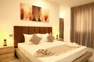 Habitación Deluxe doble, 1 cama de matrimonio grande | Minibar, caja fuerte, escritorio y espacio para trabajar con un portátil