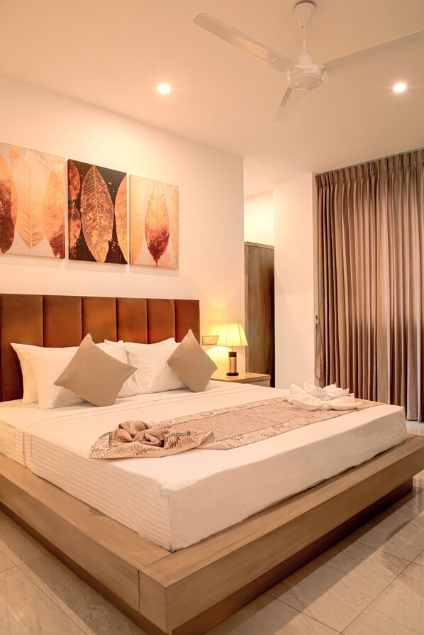 غرفة ديلوكس مزدوجة - سرير ملكي | ميني بار وخزنة داخل الغرفة ومكتب ومساحة عمل للكمبيوتر المحمول