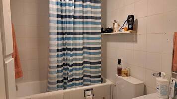 Badewanne, Haartrockner, Handtücher, Seife