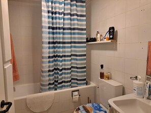 Baignoire, sèche-cheveux, serviettes fournies, savon