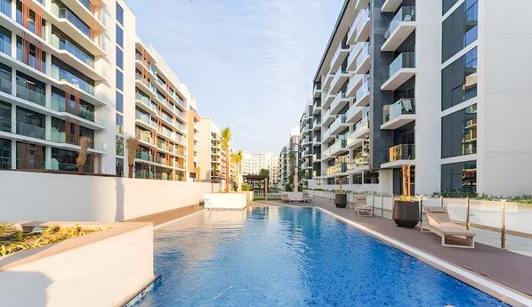 Outdoor pool - Azizi Riviera Studio with Chic Furnishing (Dubai)