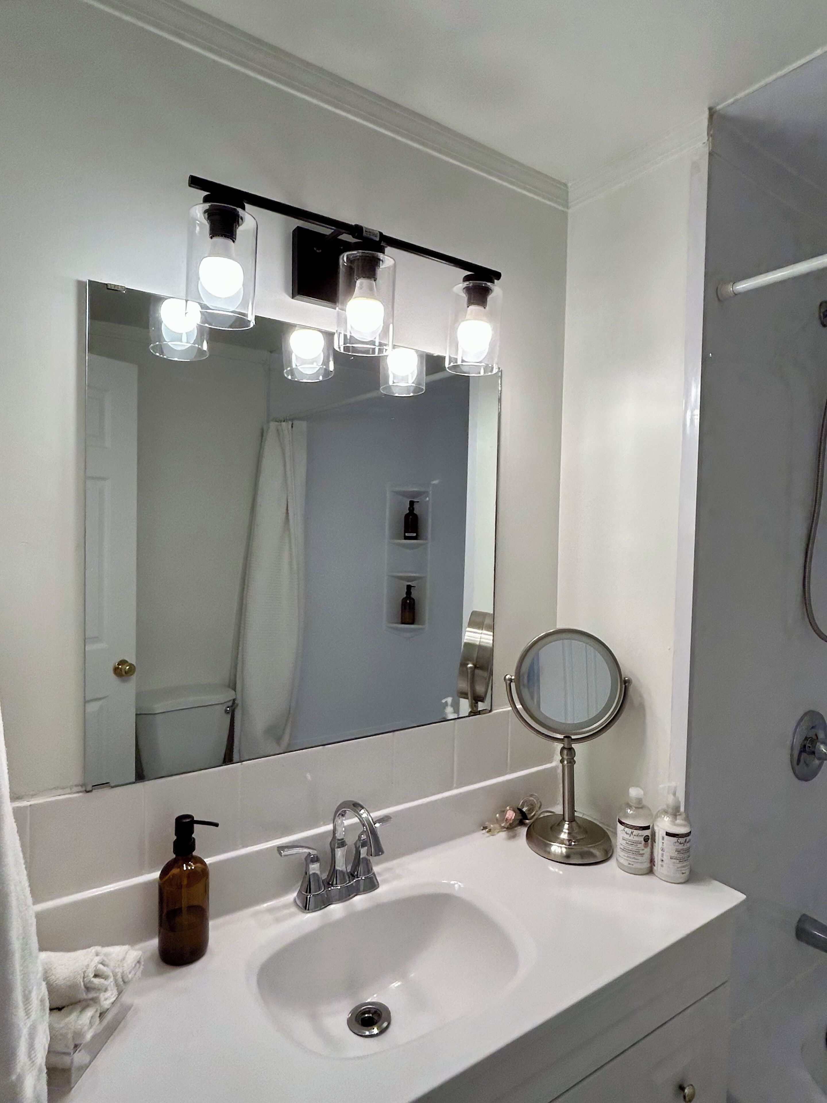 Haartrockner, Handtücher, Seife, Toilettenpapier