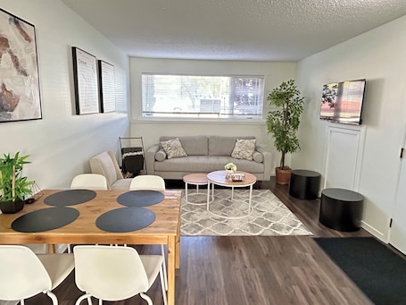 Smart TV. Beautiful Modern Two Bedroom Apartment