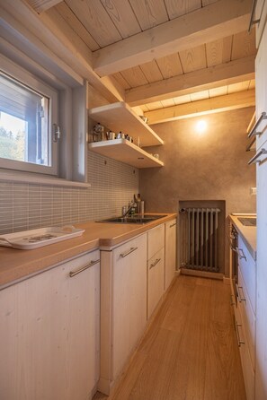 Fridge, oven, dishwasher, cookware/dishes/utensils