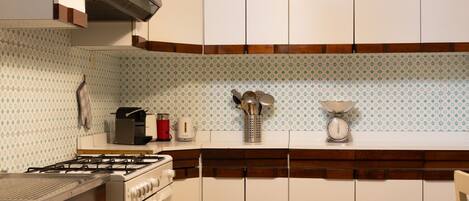 Jääkaappi, uuni, astianpesukone, kahvin-/teenkeitin