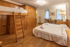 4 bedrooms, iron/ironing board, free WiFi, bed sheets - Casa C'a dei Fiori, spacious and in the center (Cortina d´Ampezzo)