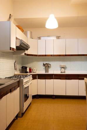 Fridge, oven, dishwasher, coffee/tea maker