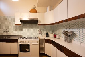 Refrigerador, horno, lavavajillas y cafetera y tetera 