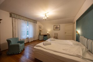 4 bedrooms, iron/ironing board, free WiFi, bed sheets