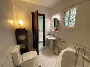 A bathroom with a toilet, sink, and bathtub. - Accommodation with private terrace in tropical garden,  (Estepona)