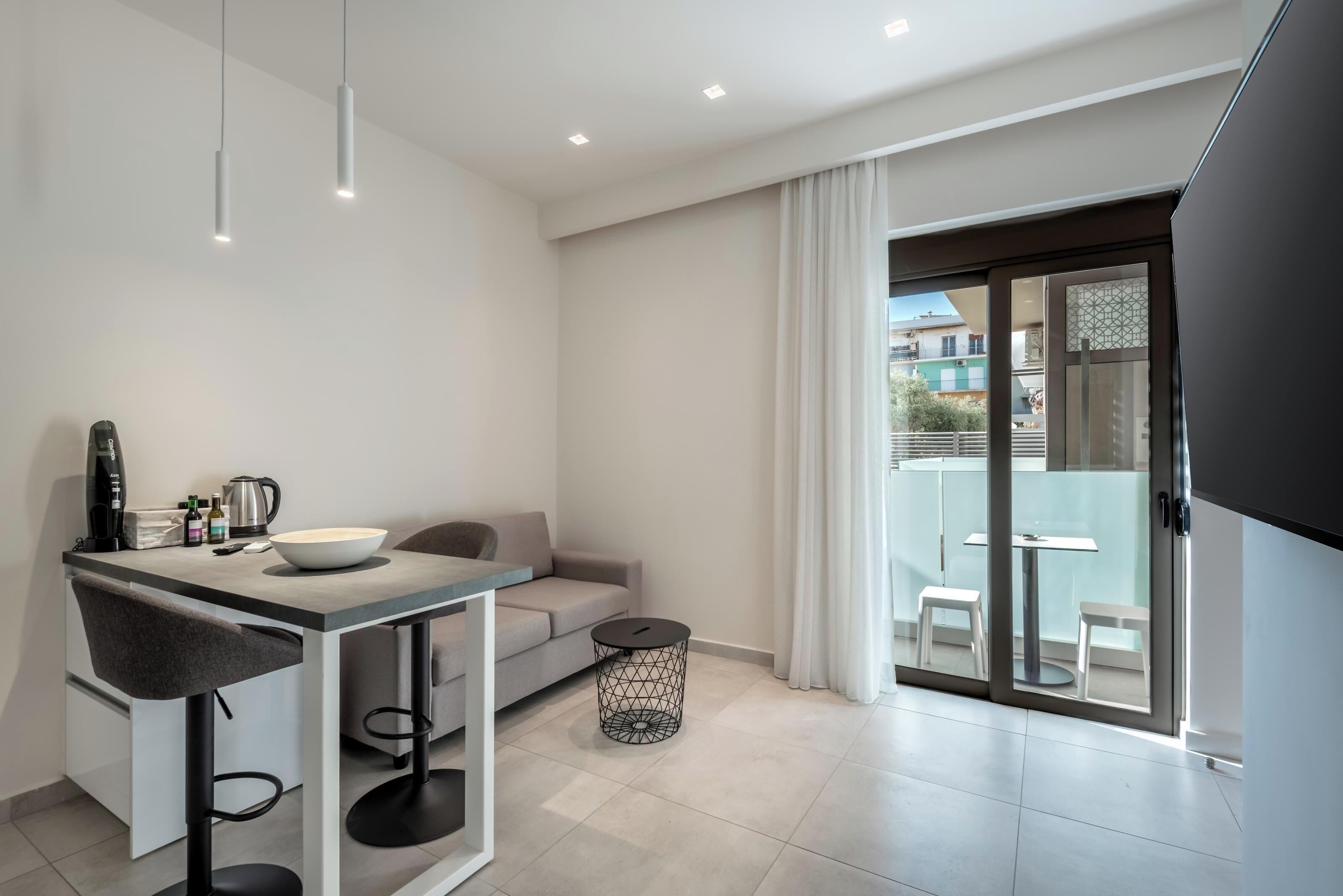 Apartamento, vista para o jardim, no piso térreo | Área de estar | Smart TV 42 polegadas com canais a cabo, escritórios