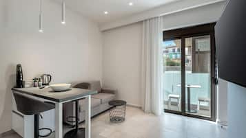 Apartamento, vista para o jardim, no piso térreo | Área de estar | Smart TV 42 polegadas com canais a cabo, escritórios