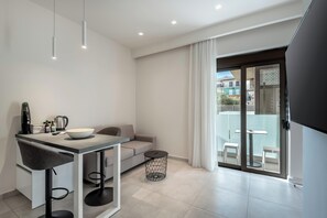 公寓, 花園景觀, 地面層 | 起居區 | 42-吋智慧型電視、有線頻道、辦公室