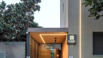 Fachada da propriedade à noite