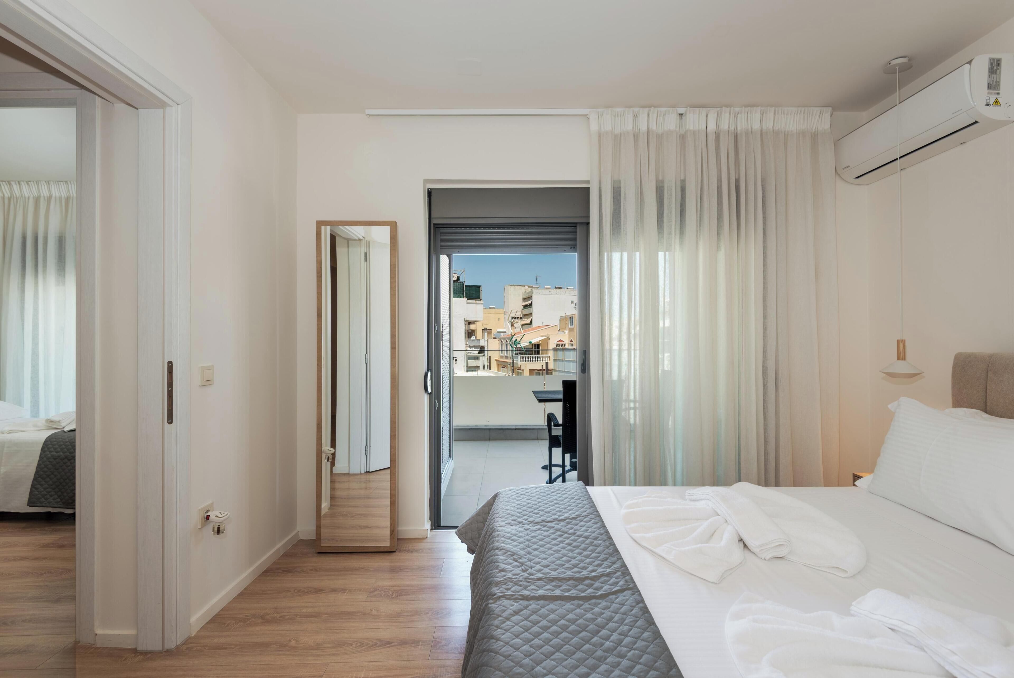 Une chambre d’hôtel avec un lit, une salle de bain et une vue sur la ville.