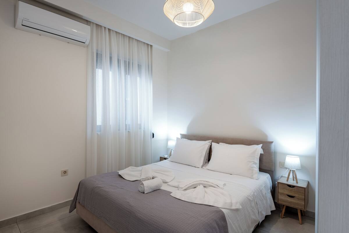 Apartamento família, vista para o jardim | 1 quarto, cofres nos quartos, espaço de trabalho para notebook