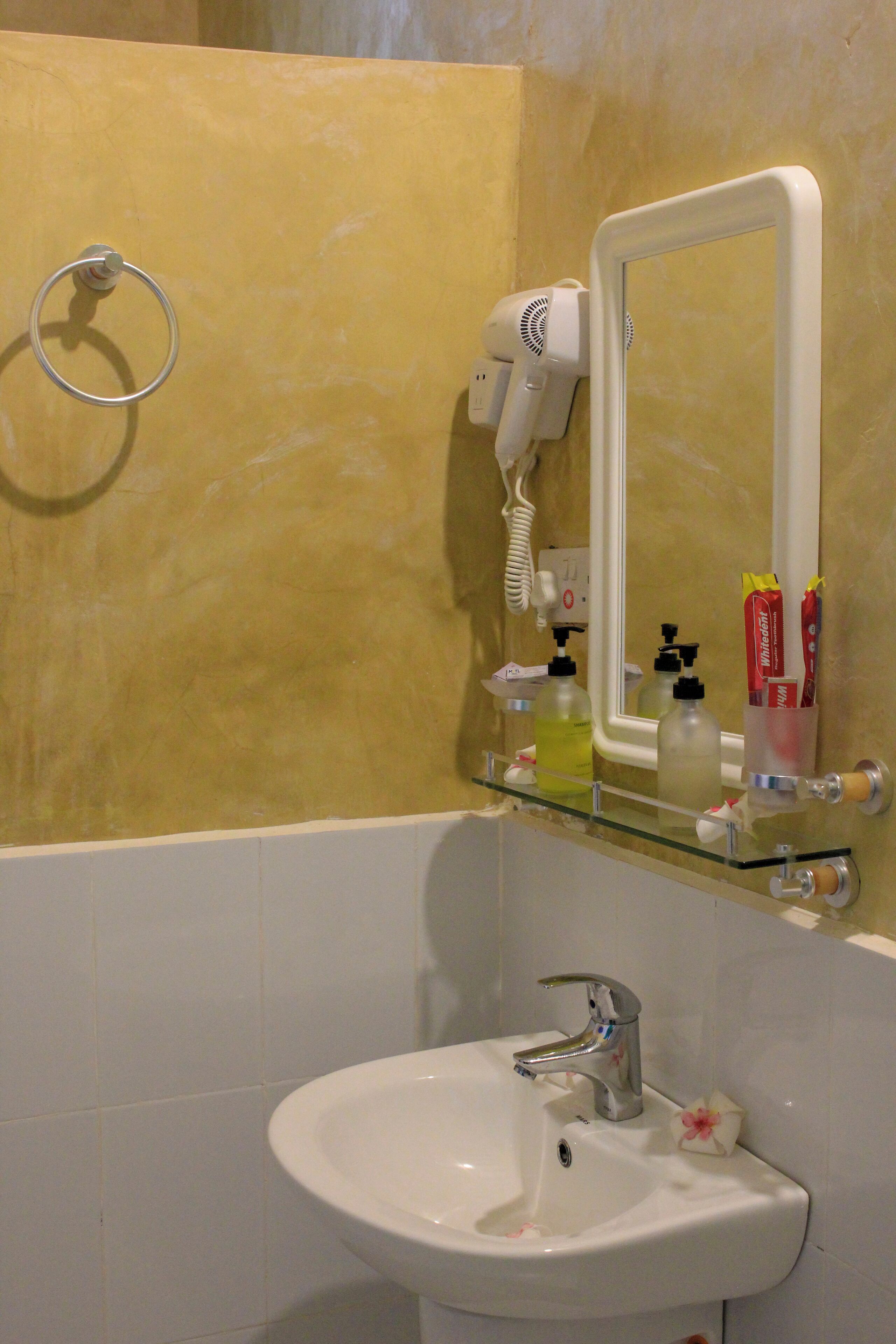 Chuveiro, secador de cabelo, toalhas de banho, sabonete
