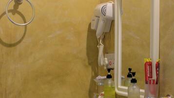 Chuveiro, secador de cabelo, toalhas de banho, sabonete