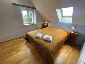 8 bedrooms, iron/ironing board, WiFi, bed sheets - Spacious houses in Normandy, aux Alpes Mancelles (Moulins-le-Carbonnel)