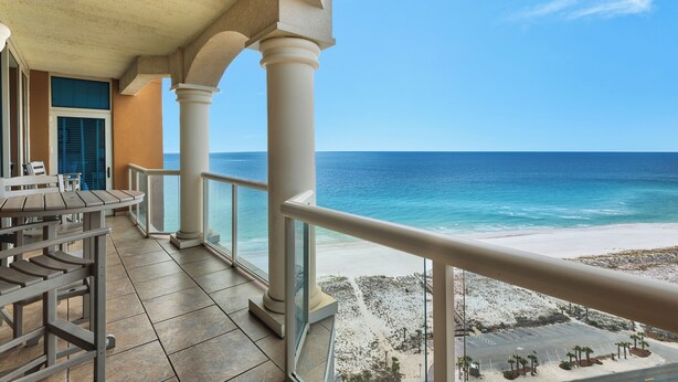 Un balcón con vista a la playa y al océano.