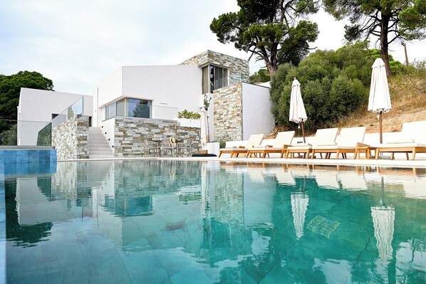 Outdoor pool, pool loungers - Villas Phos Skiathos (Skiathos)