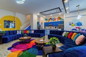 Smart TV, video games, foosball, table tennis - Themed 15BR Villa Sleeps 32 Near Disney SeaWorld and Universal’s Epic Universe (Orlando)