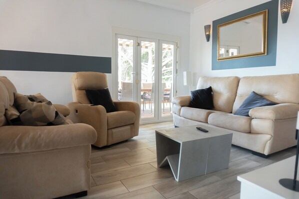 Villa | Woonruimte | Flatscreentelevisie