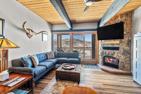 Televisión y chimenea