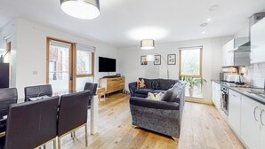 A modern apartment with a living area, dining space, and kitchen. - Modern 2Bed - 5min to Highbury & Islington Station (London)