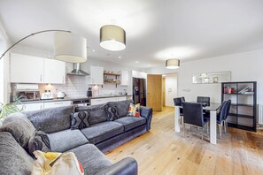 Smart TV - Modern 2Bed - 5min to Highbury & Islington Station (London)