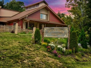 Ein Haus mit einem Schild, das 