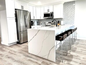 Jääkaappi, mikroaaltouuni, uuni, liesi