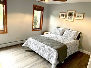 3 slaapkamers, een bureau, een strijkplank/strijkijzer, reisbedje