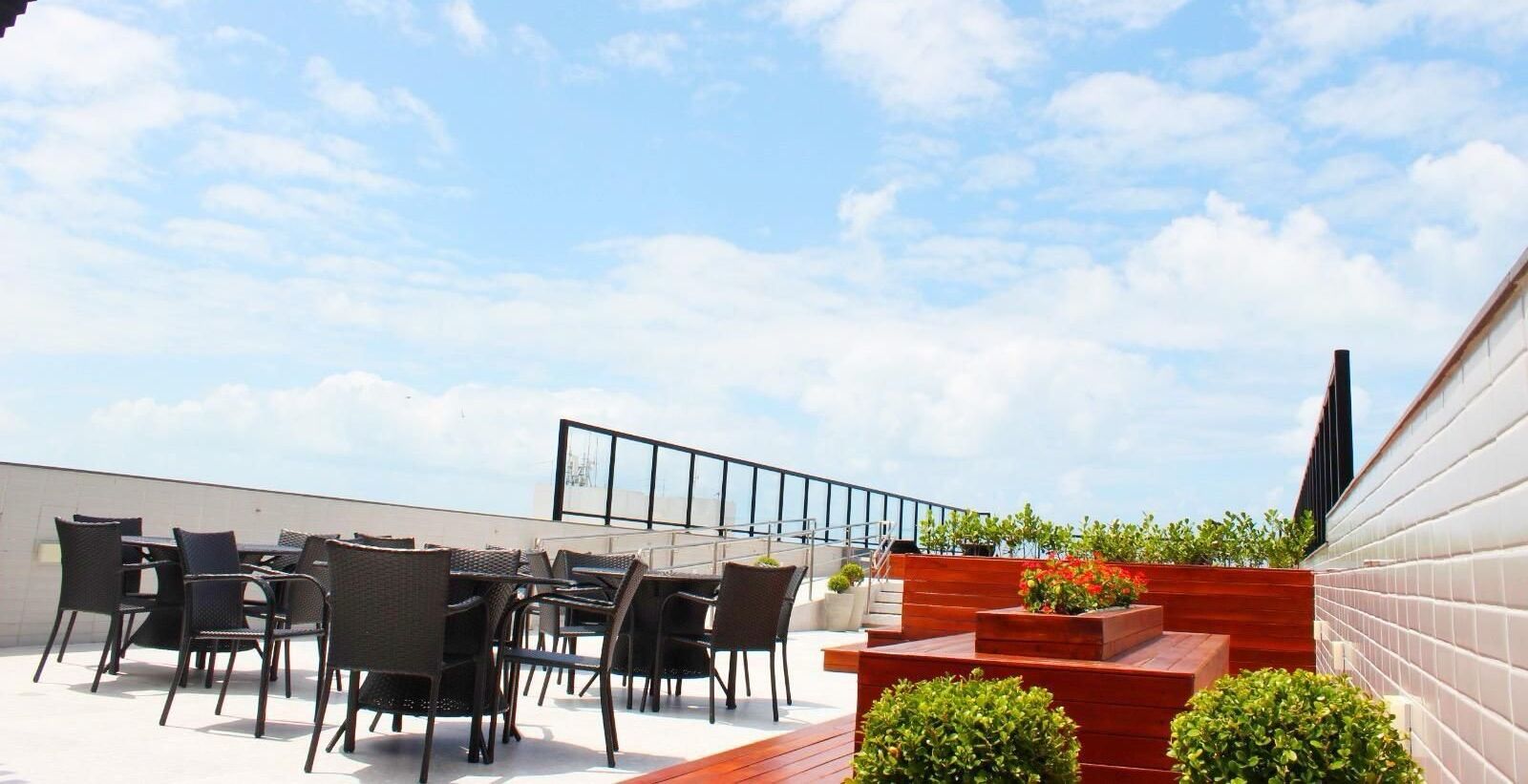 Eine Außenpatio-Terrasse mit Sitzgelegenheit und Blick zum Himmel.