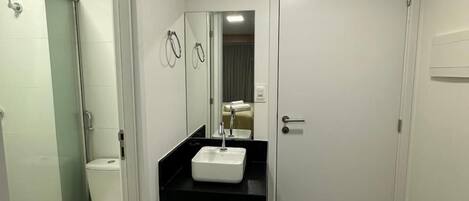 Un baño moderno con inodoro, lavabo y ducha.