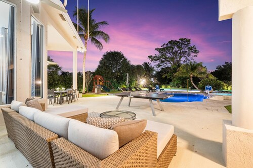Luxurious 6-Bedroom Villa with Pool & Games